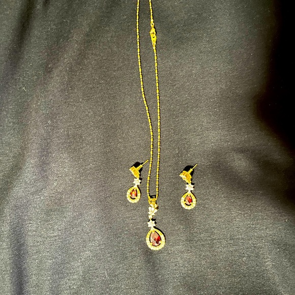 Costume jewelry gold and red contrast Delicate and versatile beautiful Earrings - Picture 2 of 2